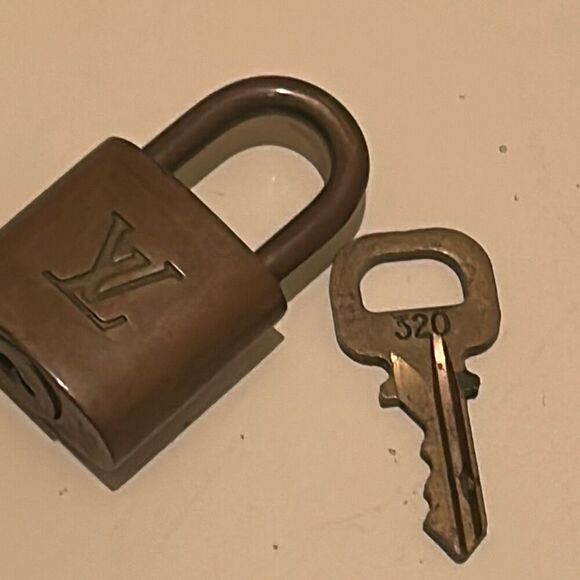 Louis Vuitton Paris Women's Padlock Lock & Key Gold Brass #320 Authentic LV - Picture 7 of 8